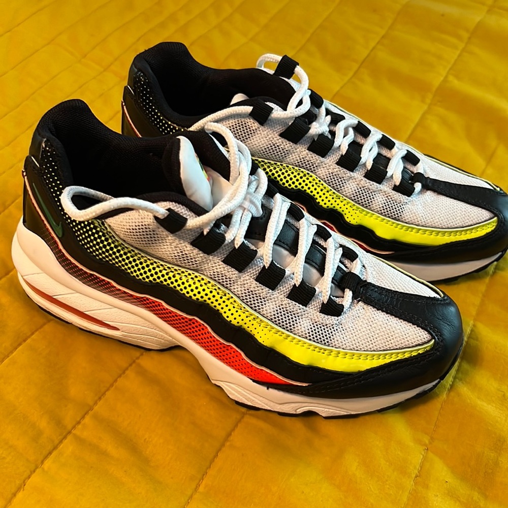 Grade School Nike Air Max 95 Size 5.5 Youth. LIKE NEW